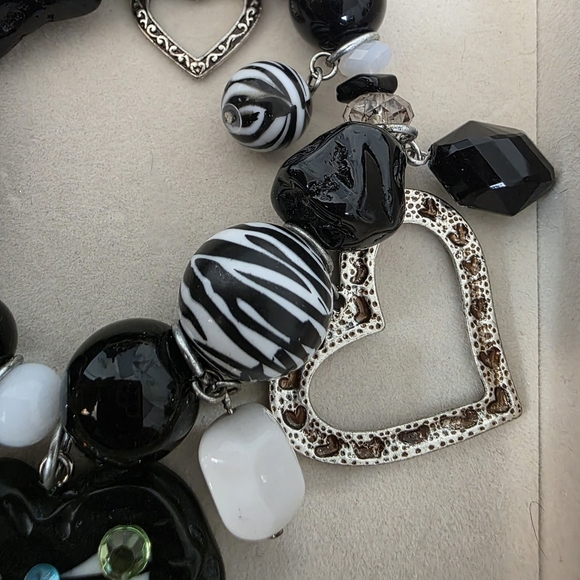 Chunky And Bold Acrylic Bead Zebra Print Charm Bracelet - Picture 4 of 10